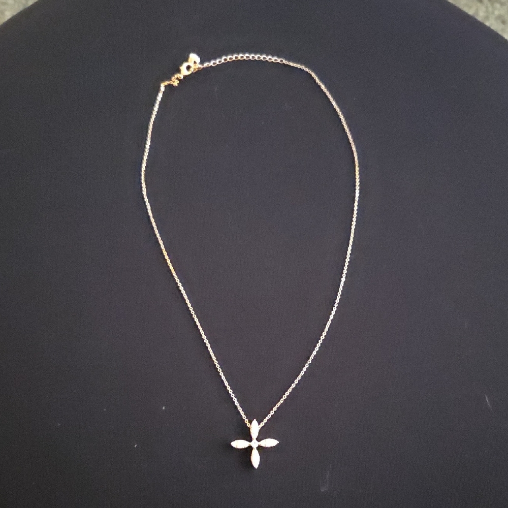 Elegant Yellow Gold Flower Pendant Necklace NWOT 18 Inches